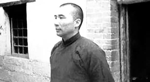 1948年王耀武被俘后，被送到陈毅面前。陈毅见到他后，问了这么一个问题：“你家里