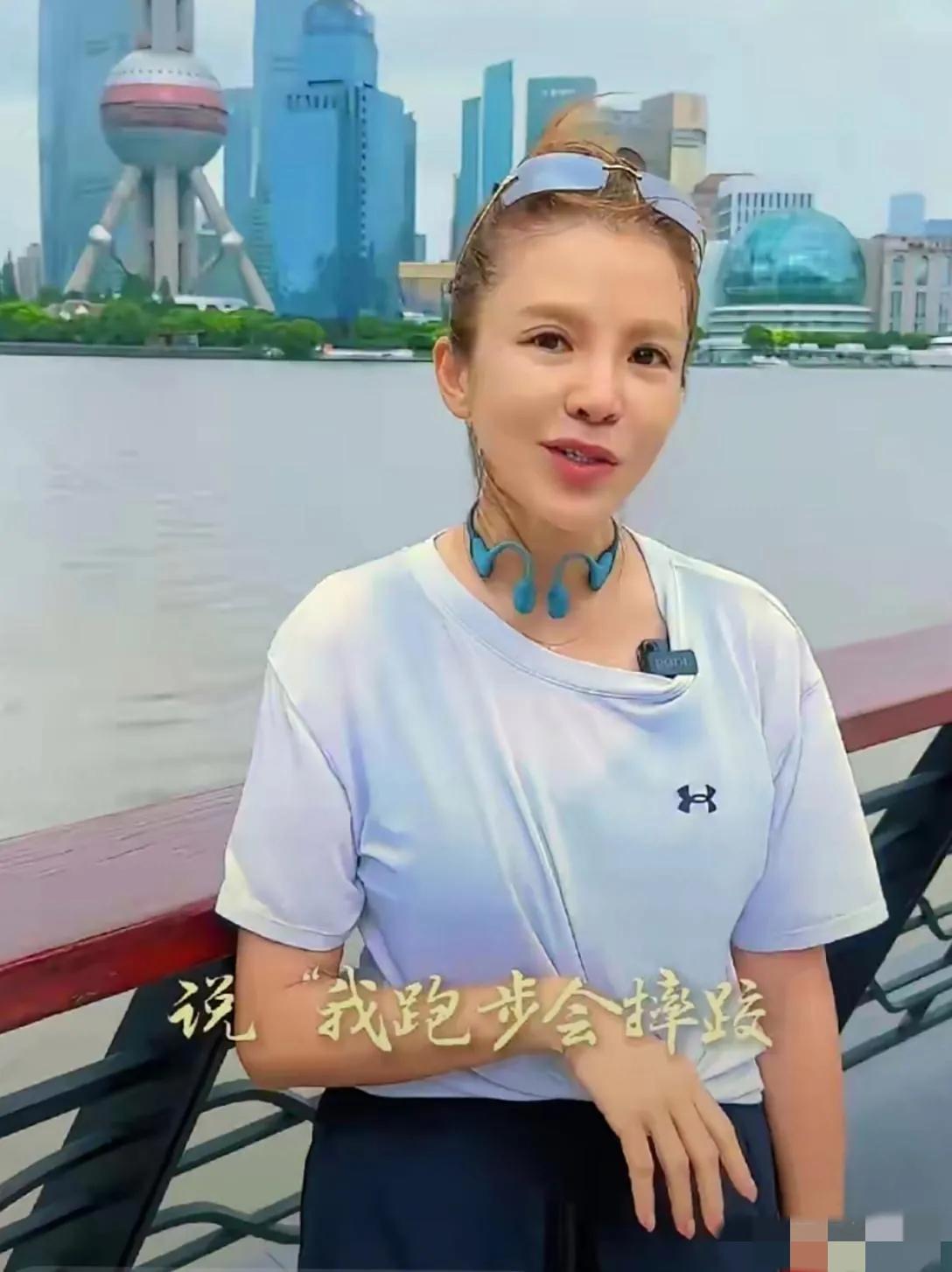 哇塞，美女主持人朱迅也苍老了不少：眼角耷拉，眼袋明显，嘴角下垂，头发稀疏，最好奇