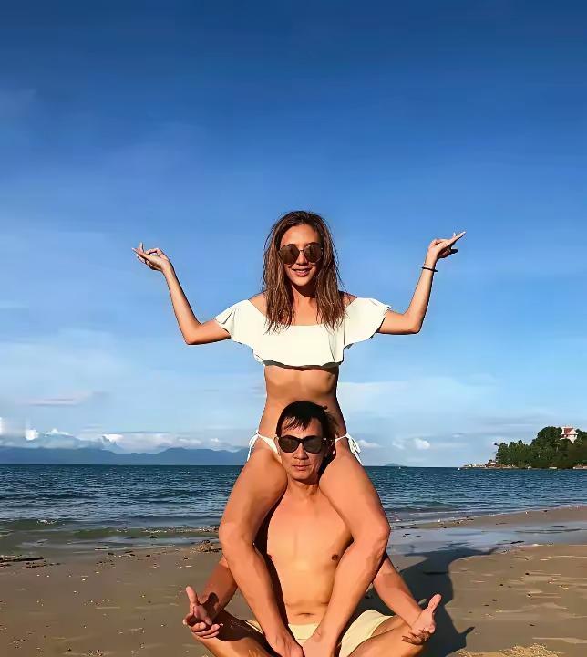 陈小春家的基因是开了“复制粘贴”挂吧？最近刷到小小春的近照，好家伙，那眉眼