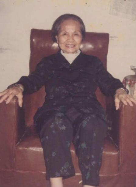 “我是周恩来曾经的妻子，我想见一见他！”1953年，一位普通妇女站在中南海门口，