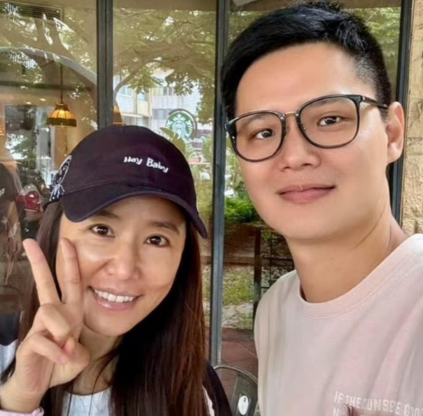 50岁的林心如在街头被路人抓拍素颜照，整体状态很松弛自然她戴着印有“HeyB
