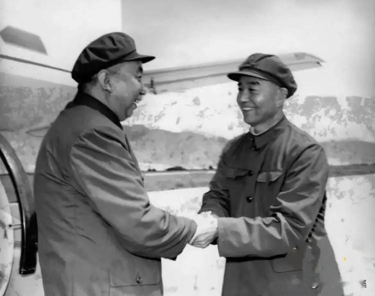 1975年8月29日，重病住院的周恩来仍惦记着西藏人民。他专门约见即将率中央代表