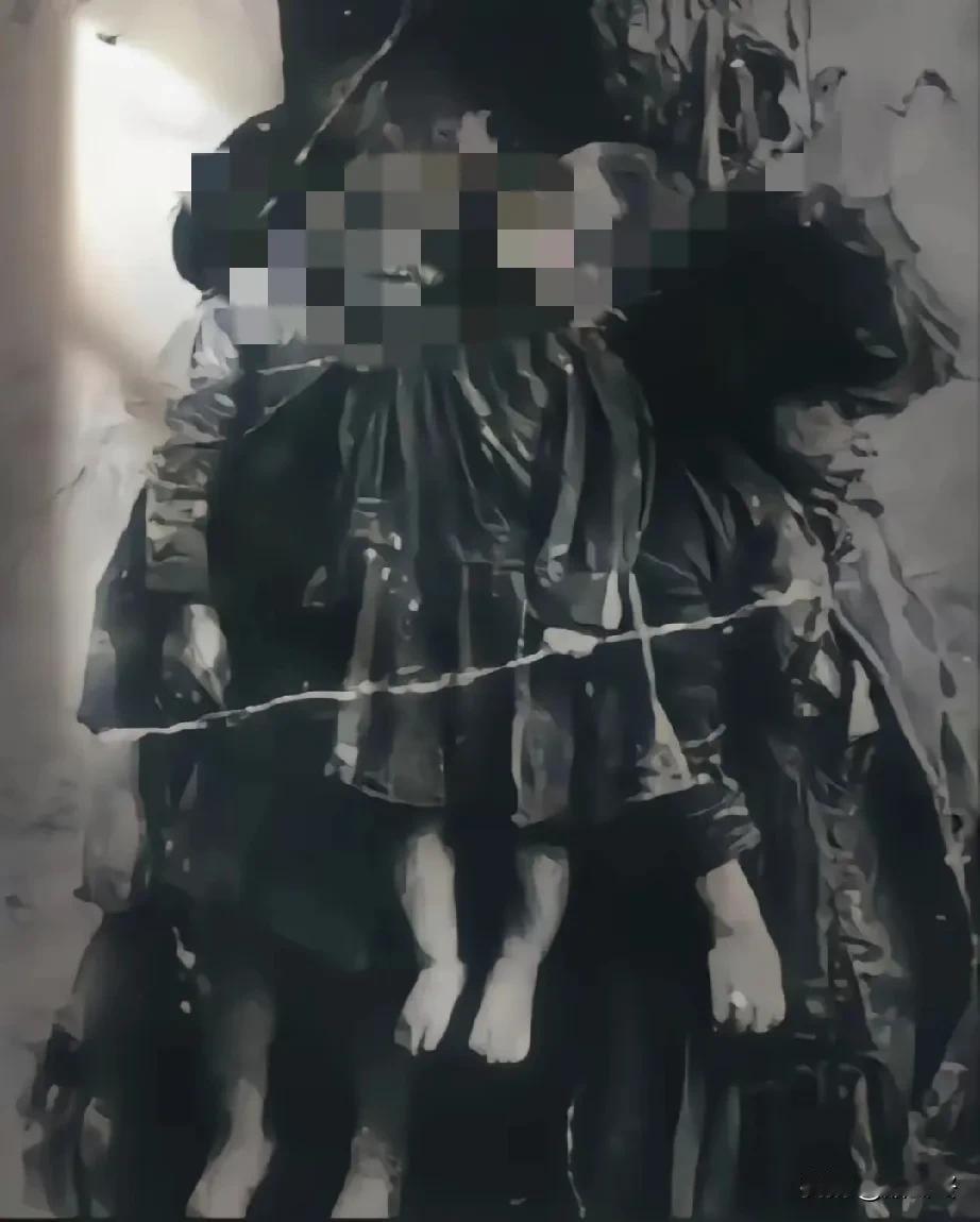 1937年，南京！！！一群孩子被鬼子残忍杀害，尸体还被绑在电线杆上，这惨绝人寰