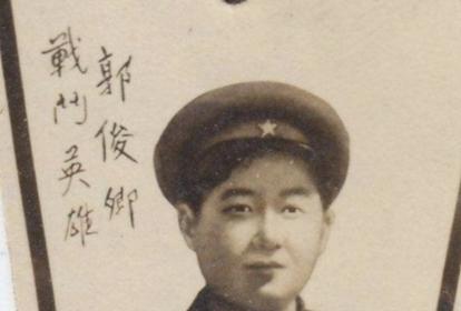 1950年，战斗英雄下身血流不止，医生正要帮她脱裤治疗，她强忍疼痛阻止并表示：让