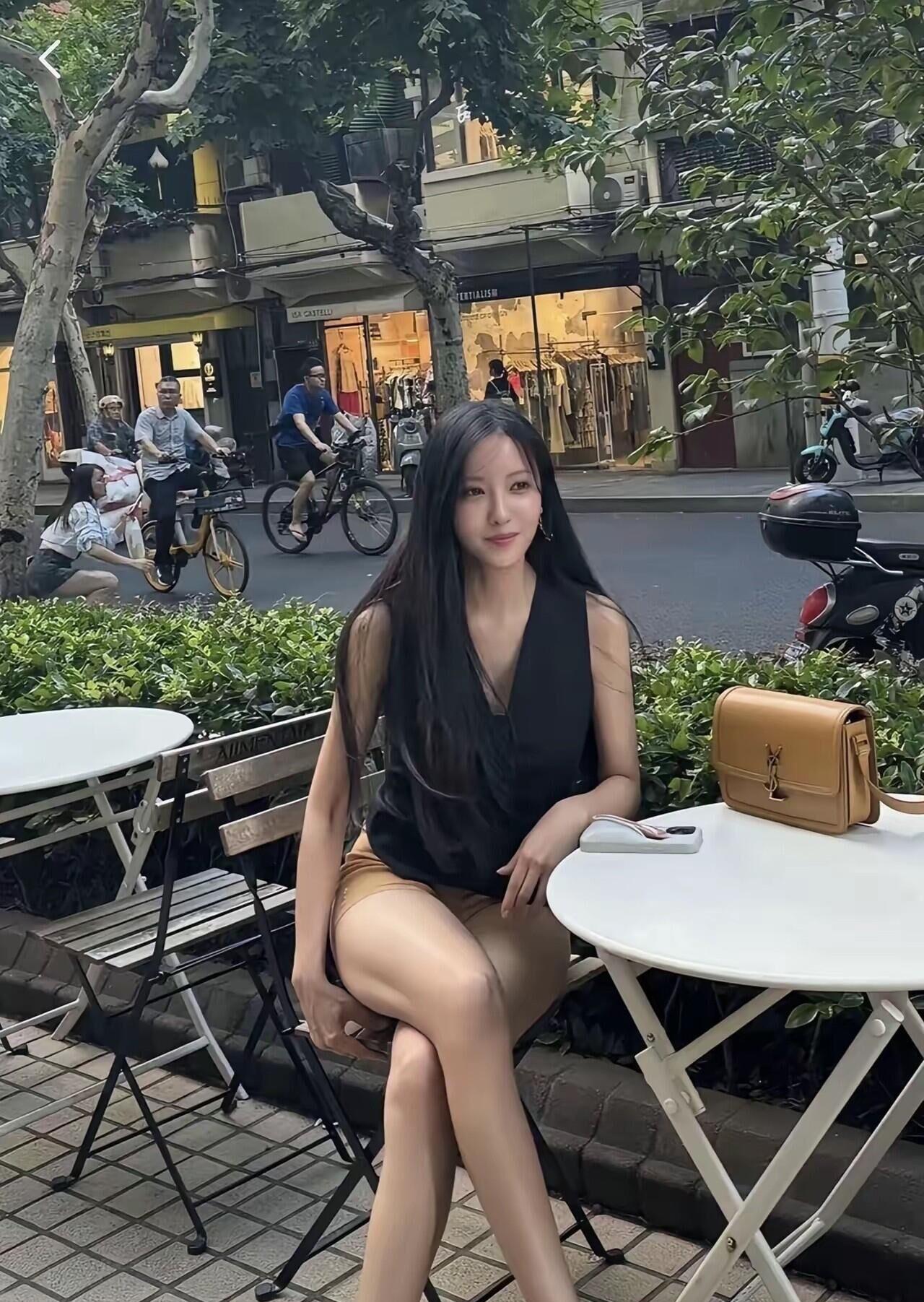 她比多数女演员都要漂亮，巴掌大的小脸，匀称的身材，白皙的皮肤，颜值不输刘亦菲。一