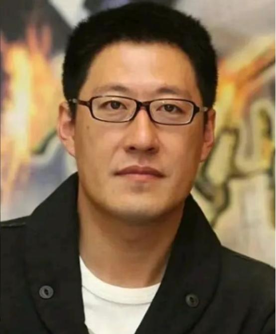 2010年，于震情绪失控，抓起旁边的凳子朝怀孕的妻子方柏霓砸去，尽管方柏霓及时躲
