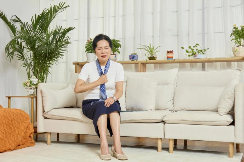 这两天真的被吓到了，身边好几个有高血压的老街坊、老同事，一个个都喊“不对劲”。
