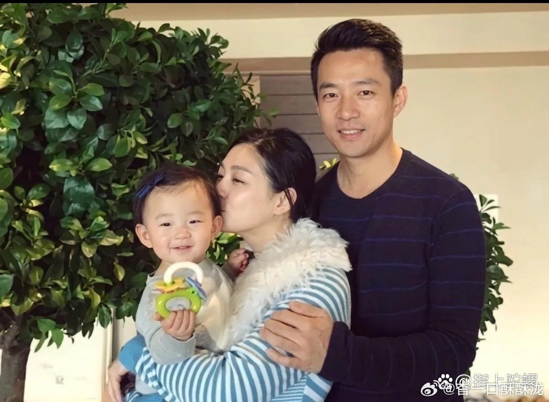 同样是汪小菲，两张全家福照片​