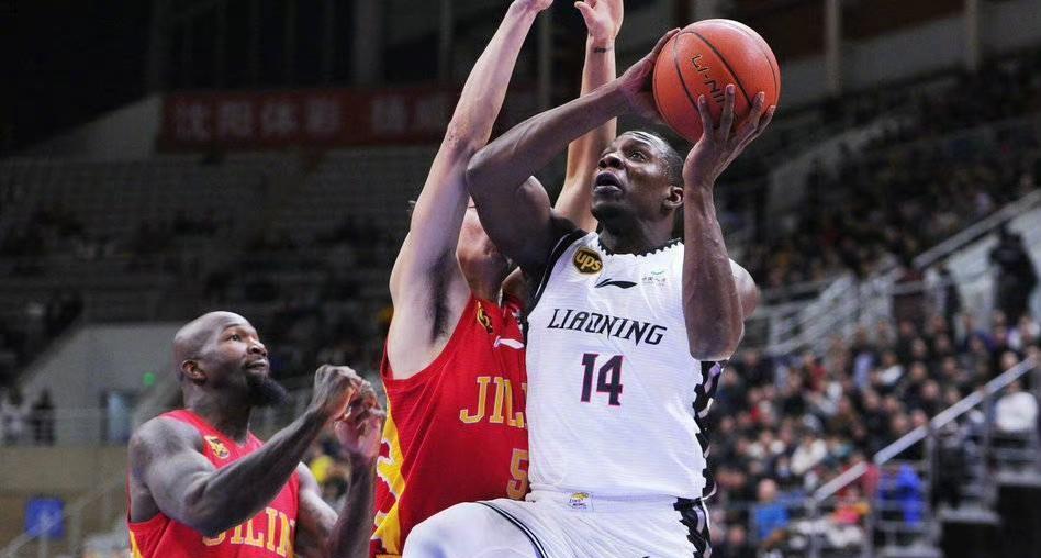 哈德森13076分，王哲林还差3251分，这简直是天堑！别看现在球星云集，想破