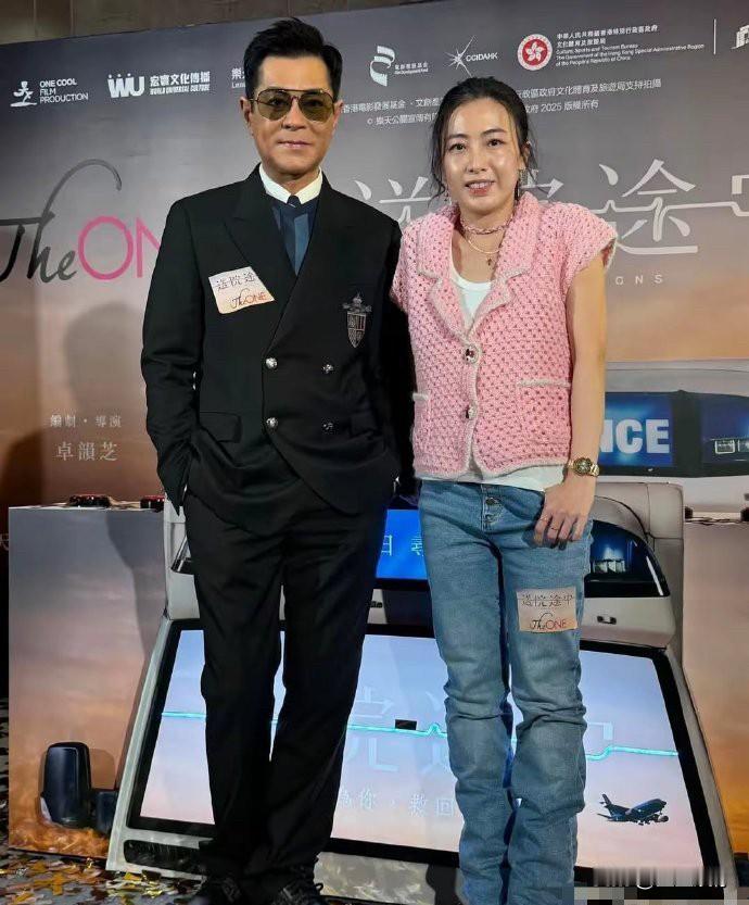 虽然贵为女首富，但我一直觉得甘比的表情里带着小心翼翼和如履薄冰的感觉。她最