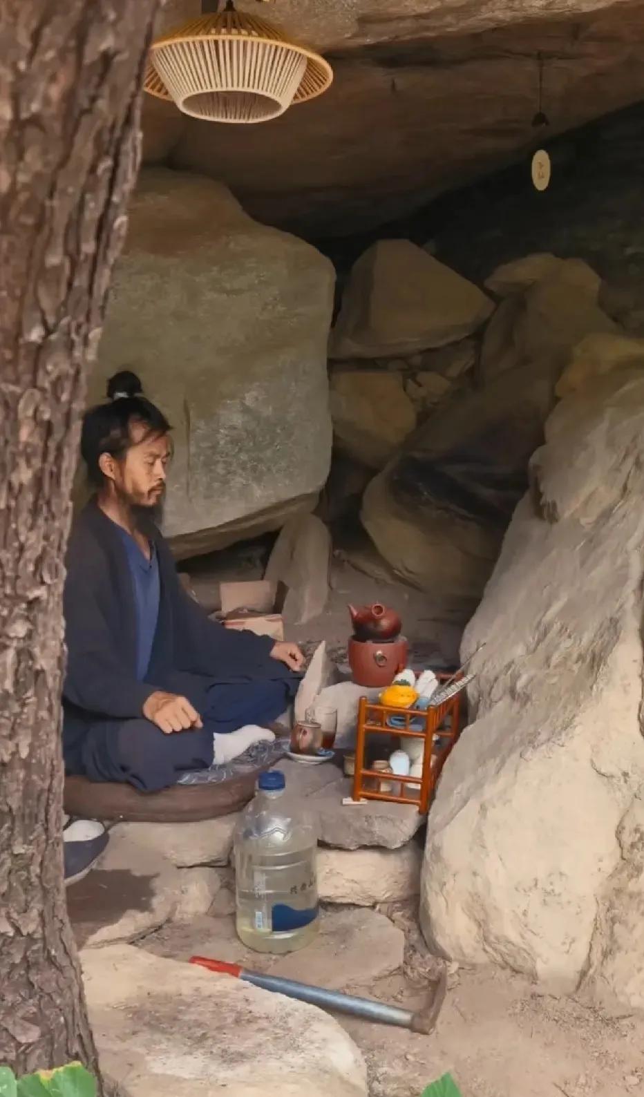 山洞中打坐品茶，远离尘嚣，不知何时能修得仙缘，与清风明月相伴？