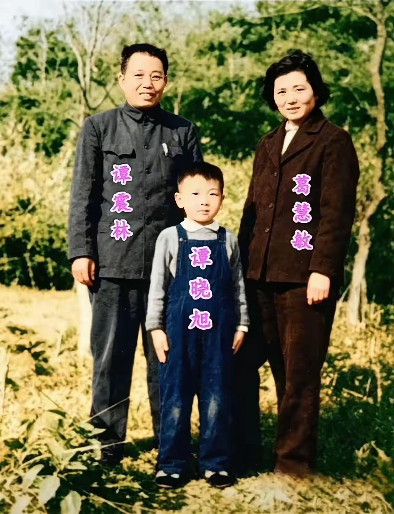 这张照片拍摄于50年代，开国元勋谭震林与葛慧敏、幼子谭晓旭在郊外的一张合影，这张
