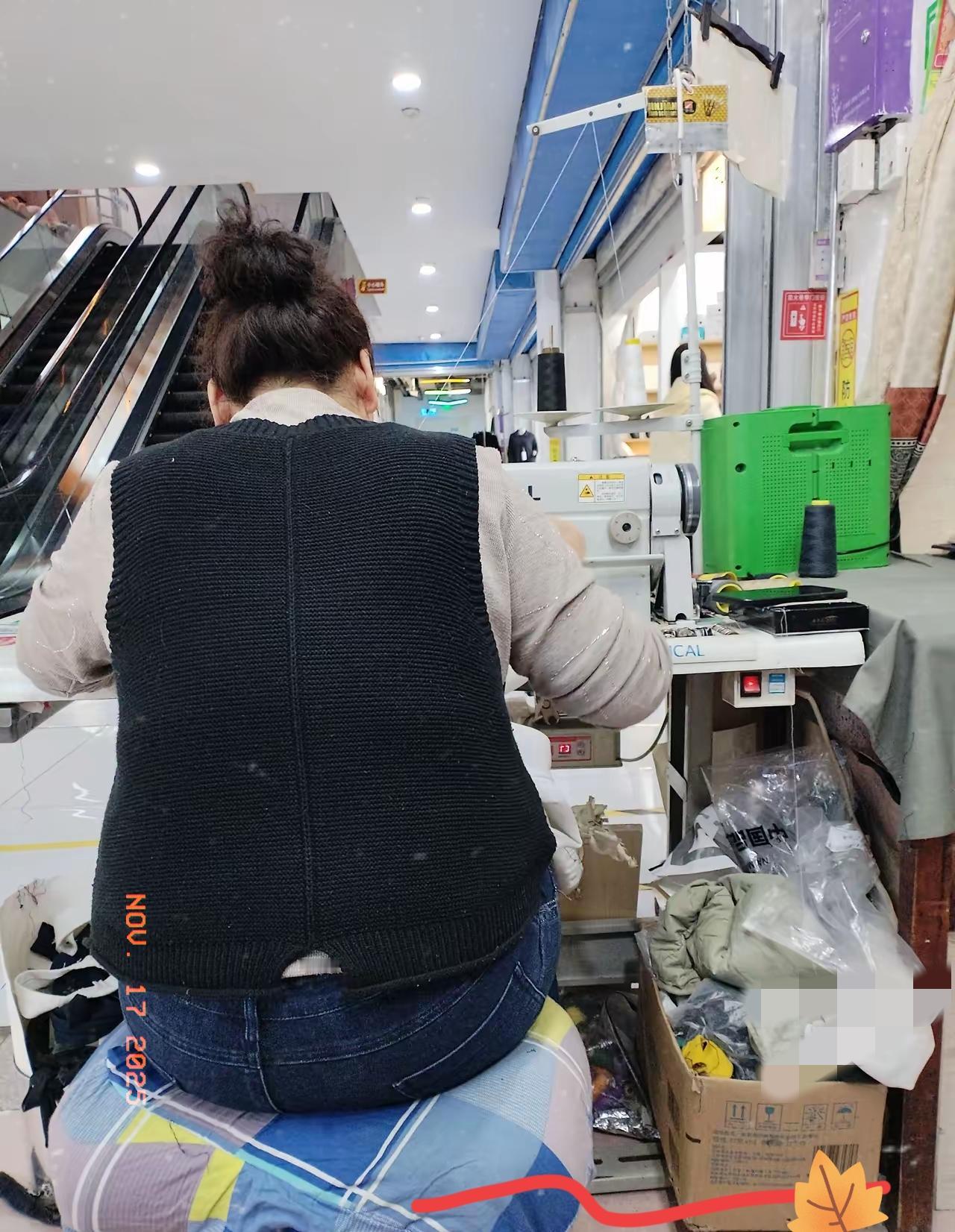 我嫂子在商场一角做裤边，换拉链，修改衣服🧥，一个月收入6000到7000元，除