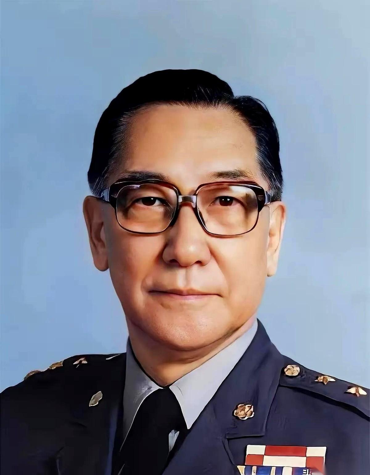 关于蒋纬国的身世，一直有个绕不开的“野史”传闻。但只要你把他的照片，跟蒋介石、