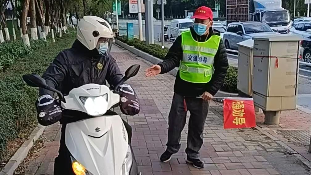 汕尾‘志愿红’点亮街头，文明出行蔚然成风