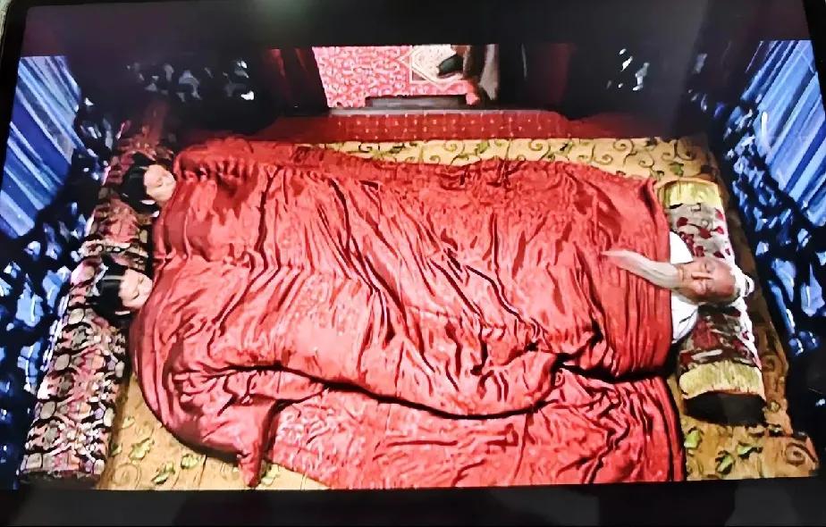不是谁都可以这样睡，也不是谁如厕都可以不需要纸。这是糟粕啊！