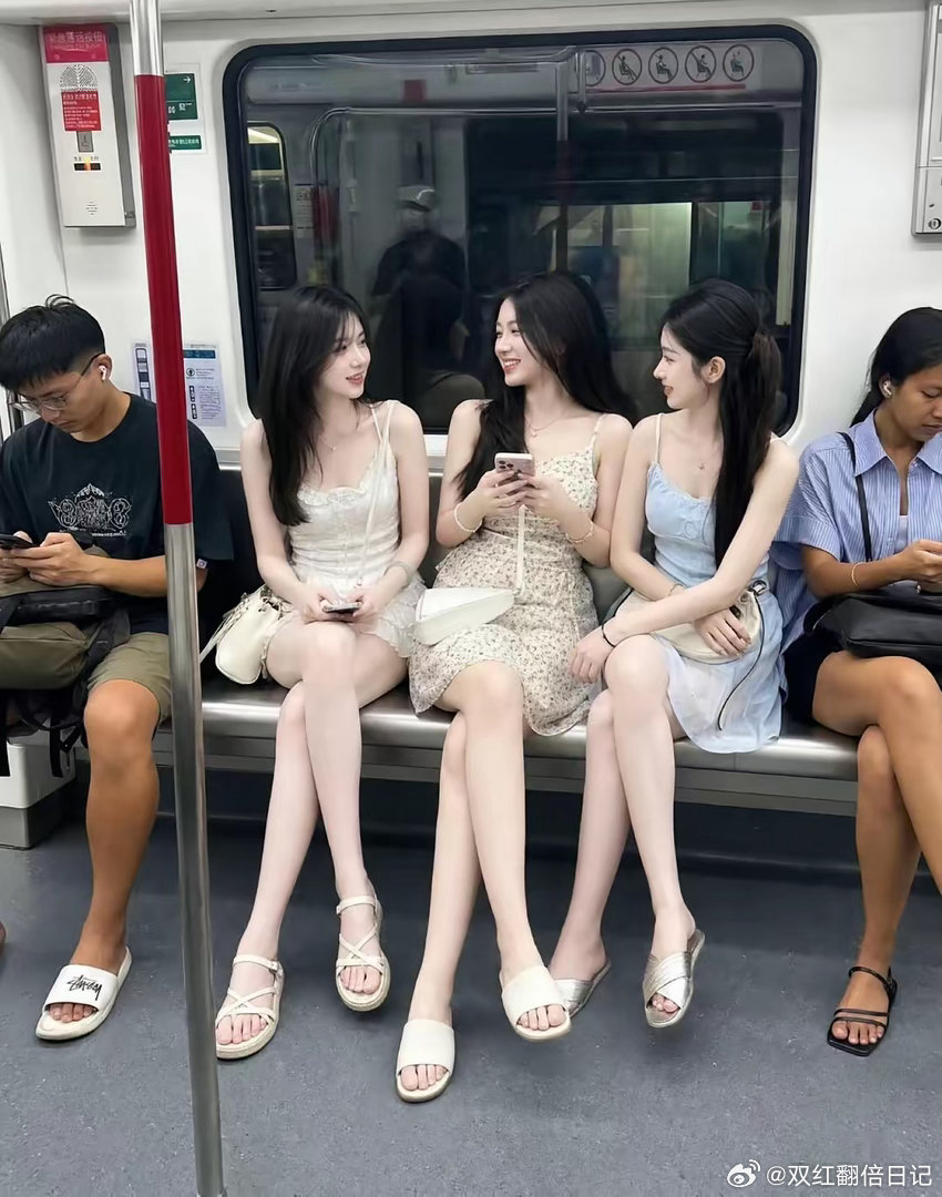 鲜明的对比，冷白皮和黄黑皮。那种皮肤很白的人，真的是晒不黑的，最多把皮肤晒伤，养