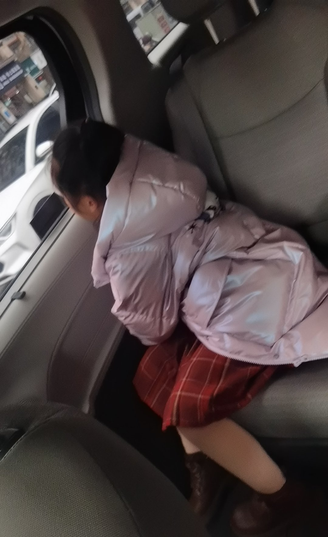 女儿刚上三年级，班主任换了人，画风突变。开学才两周，孩子回家眼睛红红的，说老师总在课堂上点她名，说她