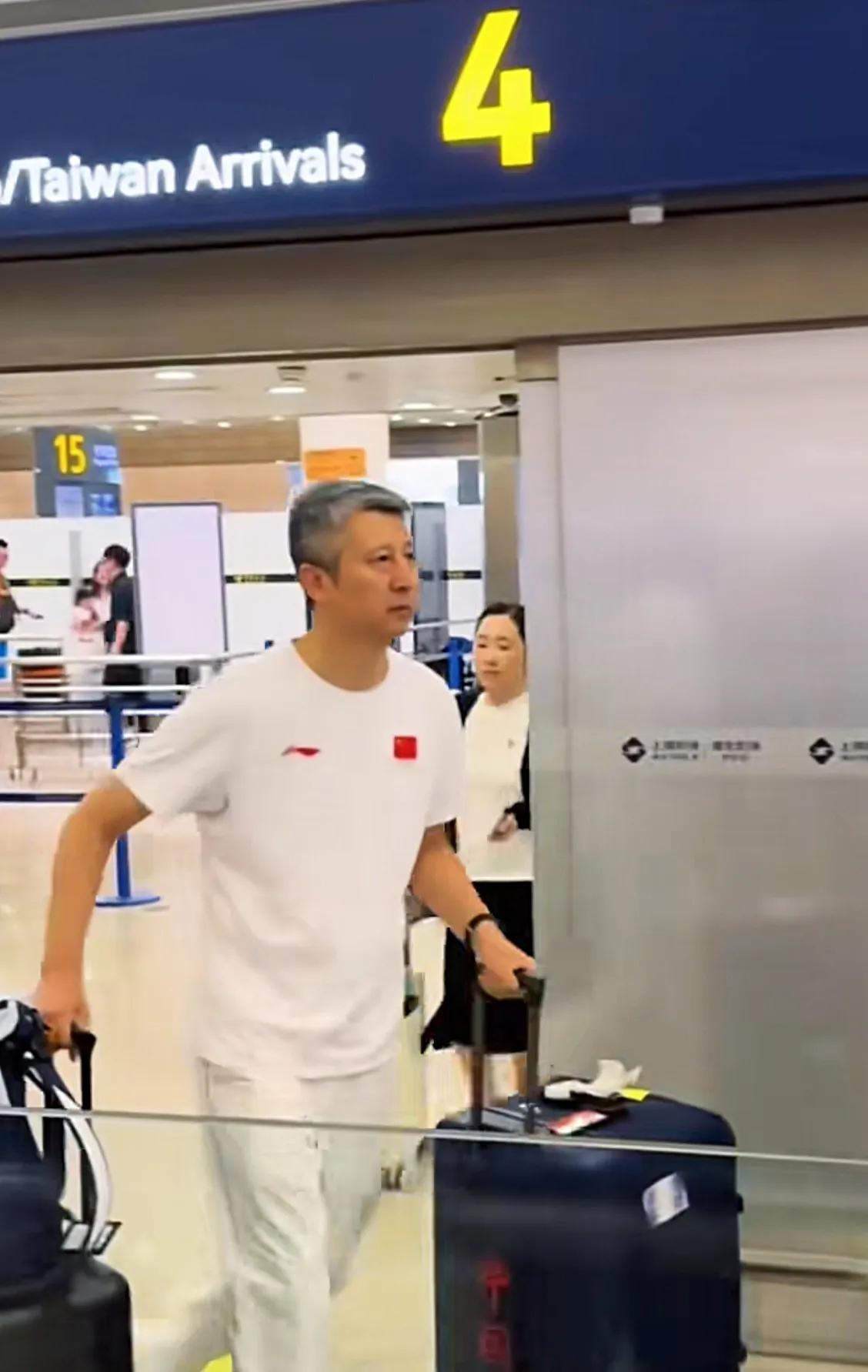 这“4”有点扎眼呀。郭士强带队回国了，道一声：辛苦啦！这次名古屋亚运会，郭教
