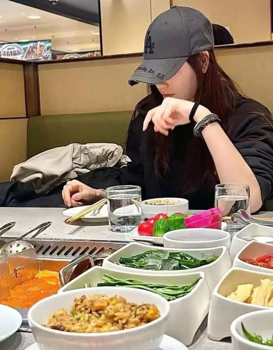 女儿吃400元海底捞，单亲妈妈崩溃大哭，发消息对女儿说：“你们养的狗都过得比我好
