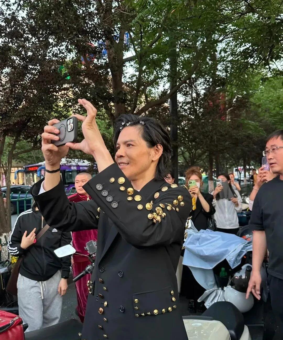 最近40岁的向佐现身杭州街头，那造型可太吸睛。头上戴着个小发夹，整体打扮有点让人