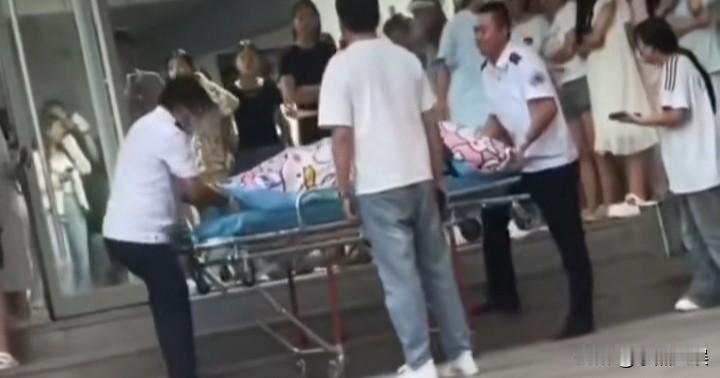 学校里分娩我不好奇；孩子是谁的我也不好奇；让我好奇的是一个学生在宿舍分娩居然