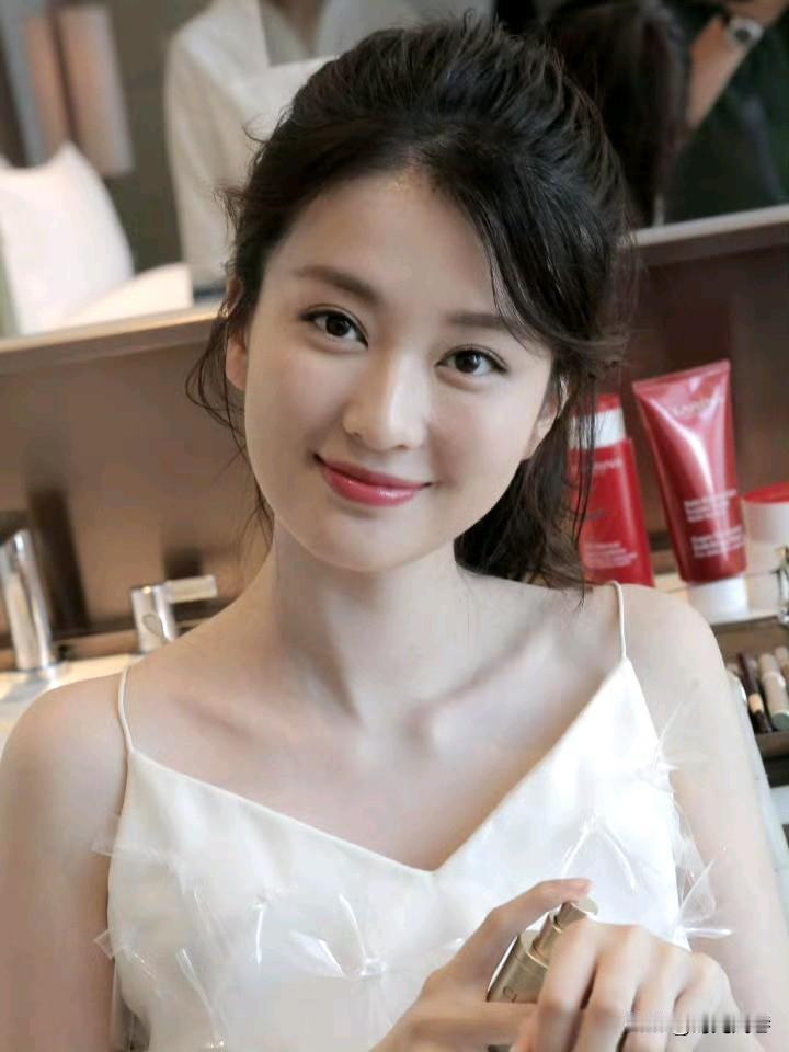 乔欣的鹅蛋脸型显得减龄又可爱！笑起来的样子甜美纯洁，有如春风拂面般清新温暖！