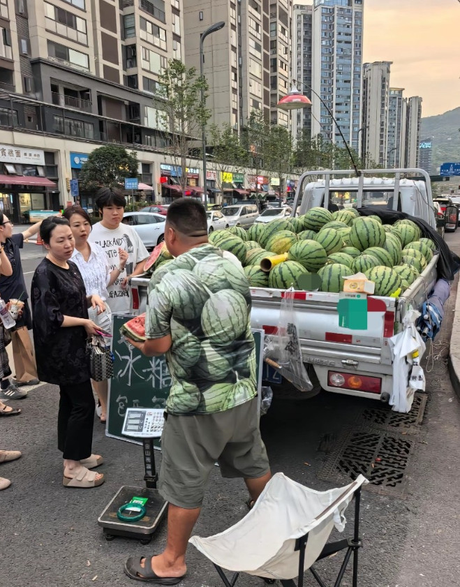 不得不说，这位地摊卖瓜大哥是专业的，为了卖瓜也定制了专业的工作服～[呲牙笑]