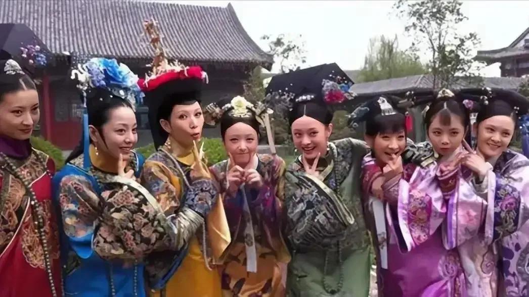 《甄嬛传》里四郎的后宫嫔妃们，全了吧。除了那些可有可无的不重要的几乎都有了。甄