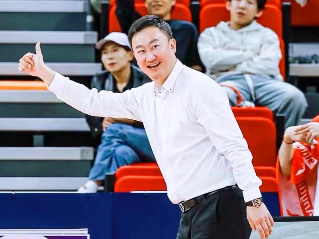 青岛男篮输上海，但场边的刘维伟魅力不减青岛男篮主场对阵上海，内线少了大将杨瀚