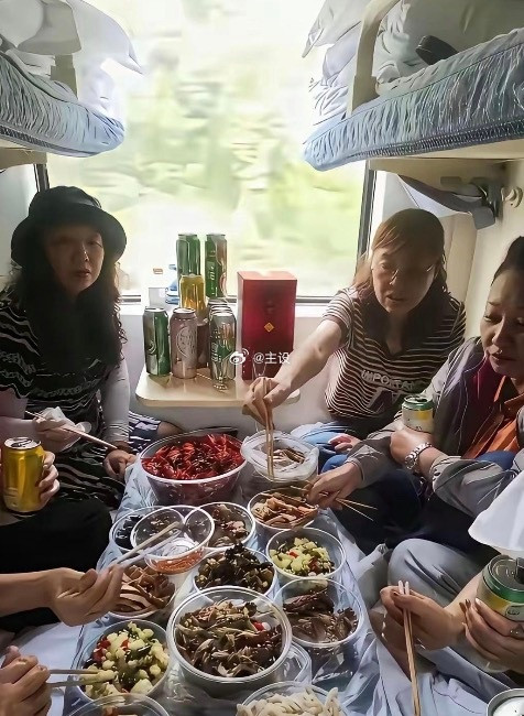 在火车上这样吃，真的好吗