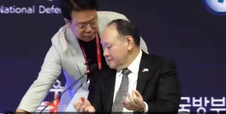 菲防长“纸条门”是韩国导演的？让菲防长当小丑，让工作人员背锅！近日在首尔召开