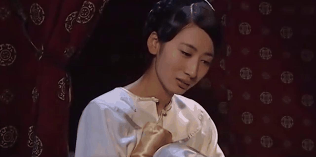 夜晚的深宅大院，妇人将睡着的小少爷放进锦被，抬手理了理凌乱的衣襟，身上还残留着哺