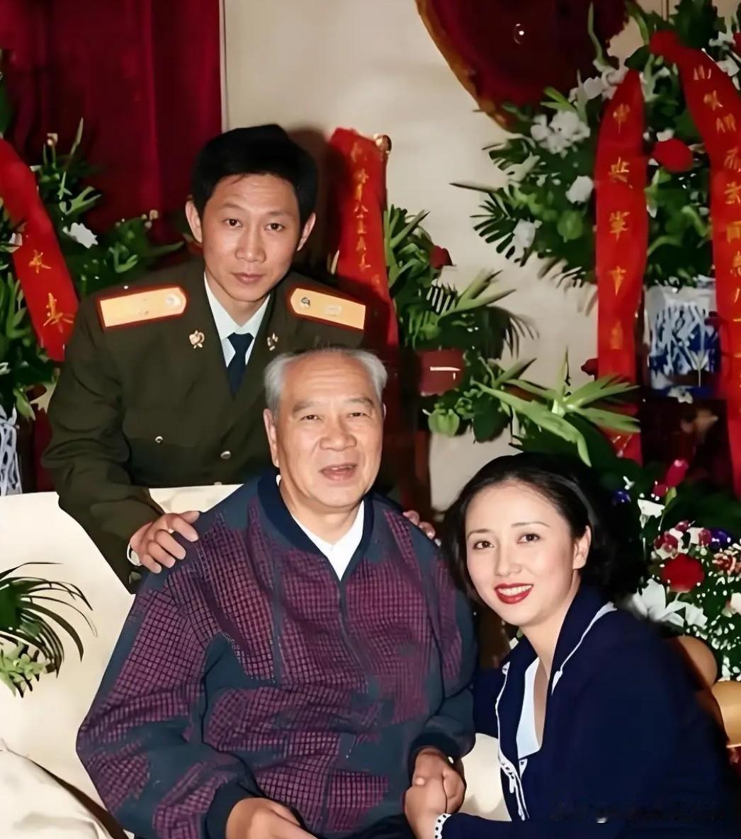 90年代，开国上将杨成武80寿辰。杨成武与儿子杨东明、儿媳妇秦畹江的一张十分珍贵