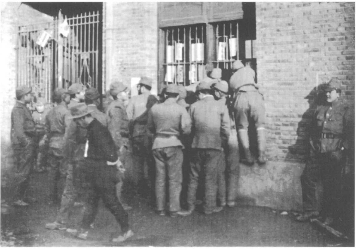 1938年1月的南京，一处慰安所门前挤了鬼子兵。据记载鬼子在南京开设了40几处慰