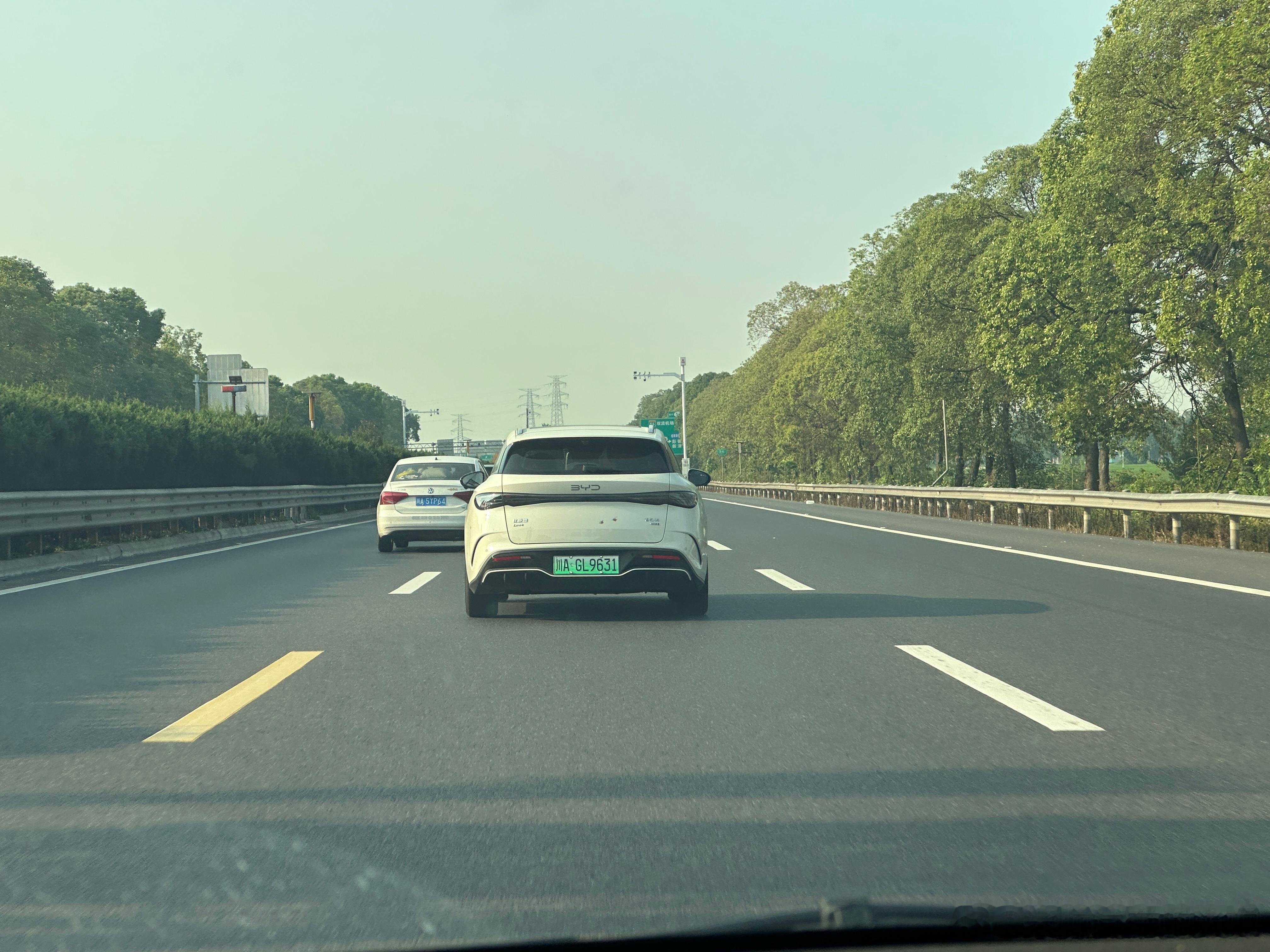 第一次在路上遇见比亚迪海豹06旅行版，感觉这个姿态挺不错的~​​​