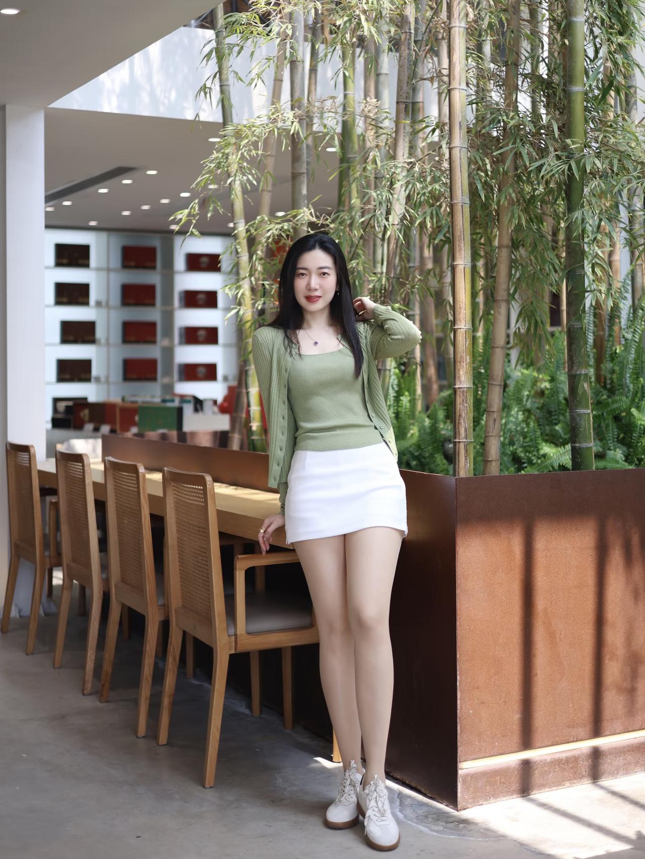 竹林中的清新穿搭，绿色与白色的完美搭配，自然与时尚的完美融合。