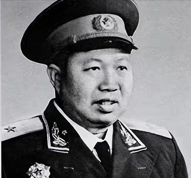 他是金门战役前线总指挥，失利后被连降三级，1955年错失将官军衔这个人物是谁？太