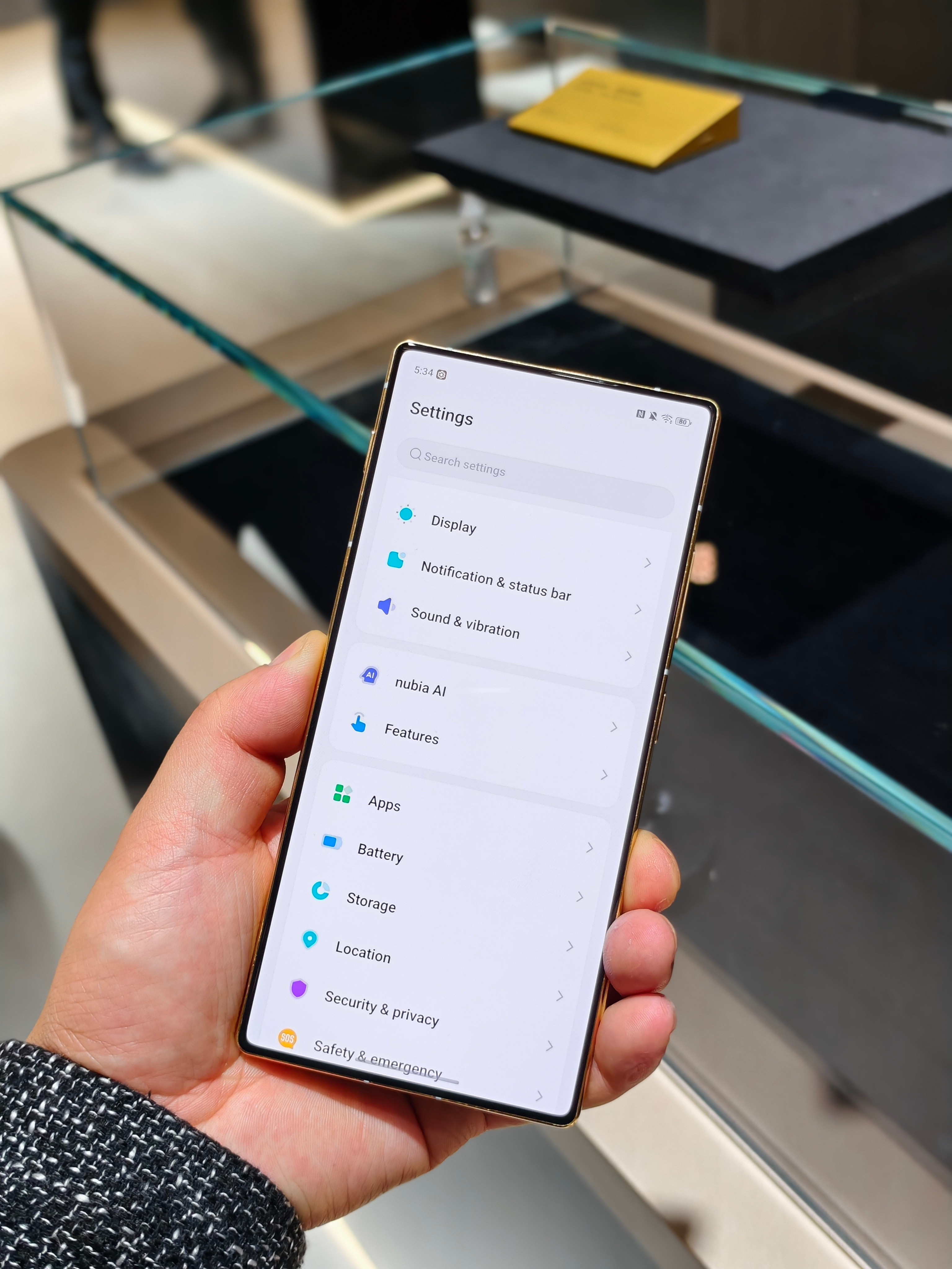AWE2026追觅展台人太多了，简单上手了一下追觅手机，真全面屏设计，背面设计