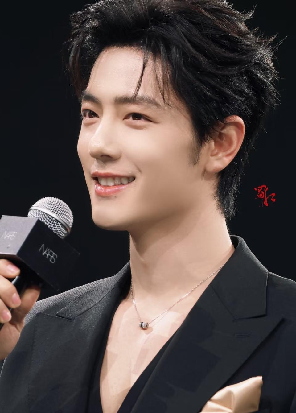 肖战的这条项链出镜率太高了从微博之夜就开始戴这应该不是品牌方赞助，是他自己买