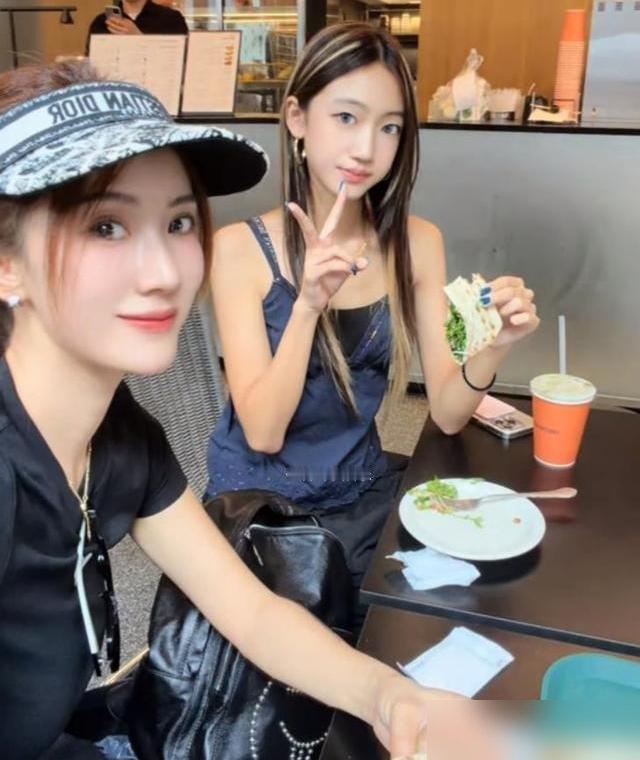 41岁李念街头被拍，旁边14岁大女儿被认成她妹妹。这状态，真不是医美能堆出来的。翻她社交账号，十一还
