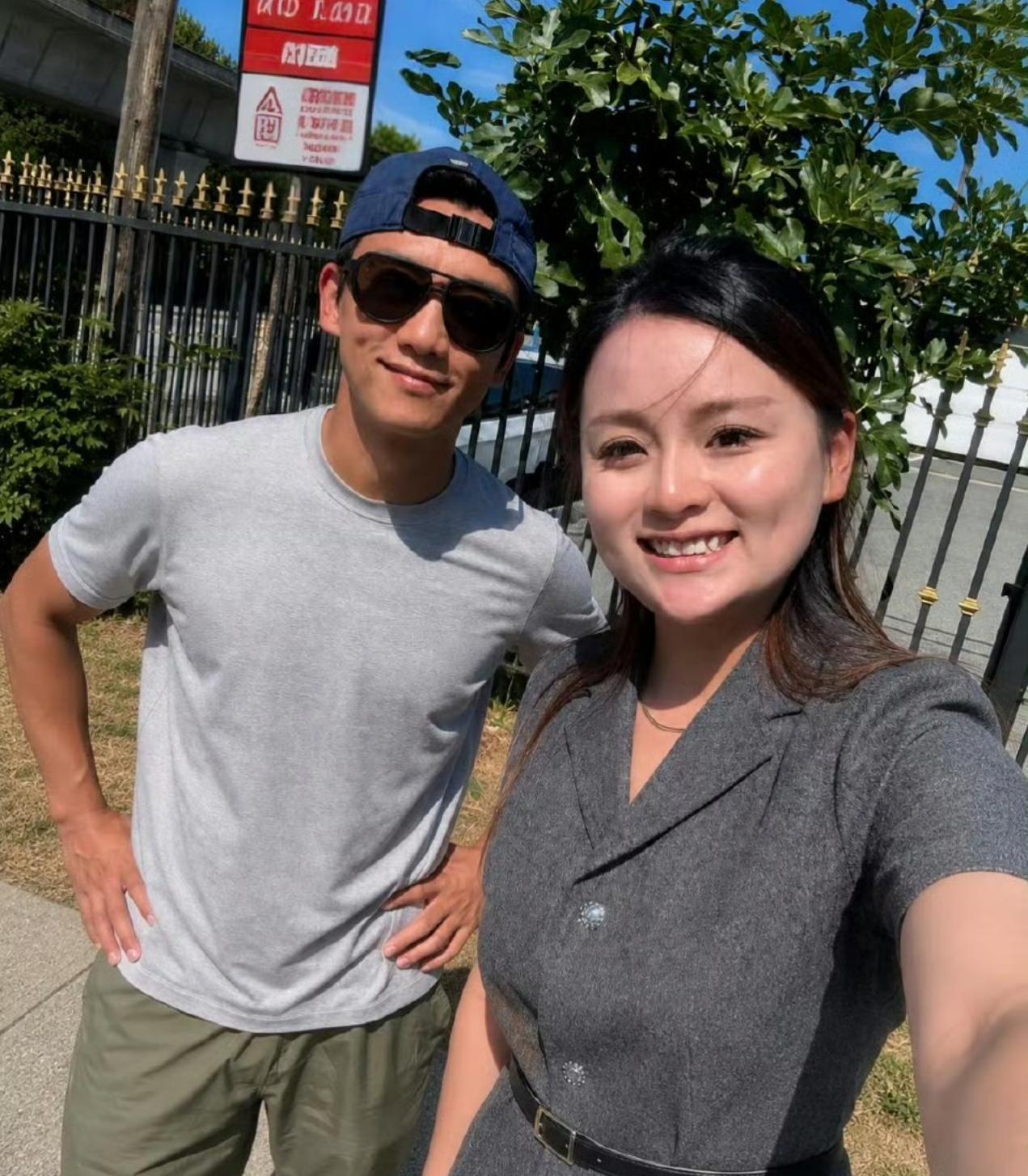 40岁郑恺和老婆苗苗在温哥华买车、买家具被偶遇，夫妻俩挽着手逛家具城，买了不少生