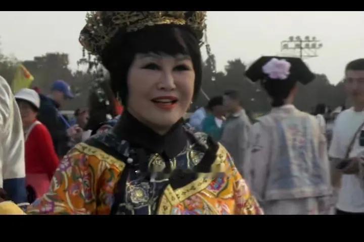 70多岁的靳羽西又开始拍摄旅游观光节目了。当年她可是这方面的鼻祖。把世界的风光