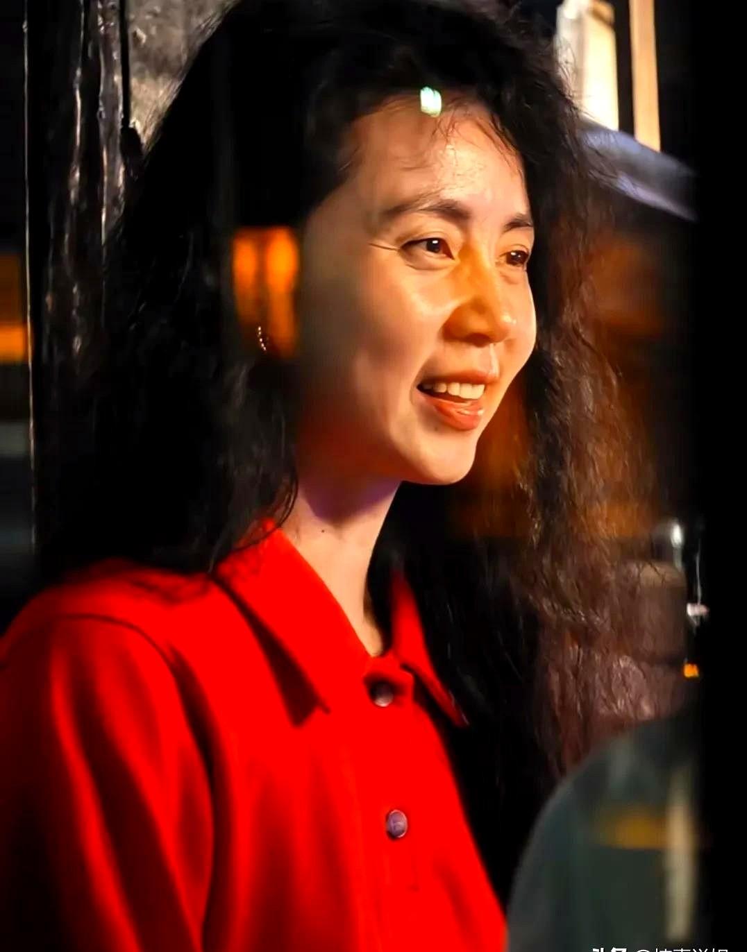 看来家庭主妇不好当啊，哪怕是明星，一样挡不住衰老！48岁的孙莉和老公黄磊在乌镇