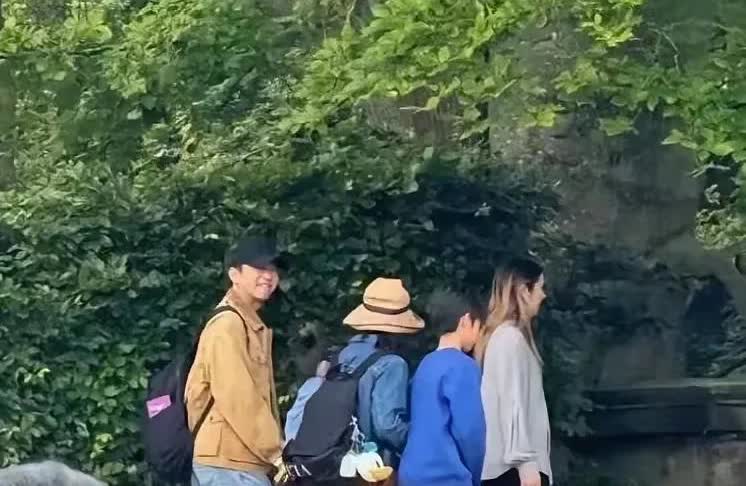 孙俪和邓超又带孩子国外游玩，等等和小花不用上学吗？感觉孙俪培养孩子特别佛系，孩子