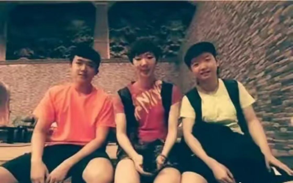 2017年的时候，18岁的王曼昱充当监护人，带着17岁的王楚钦和16