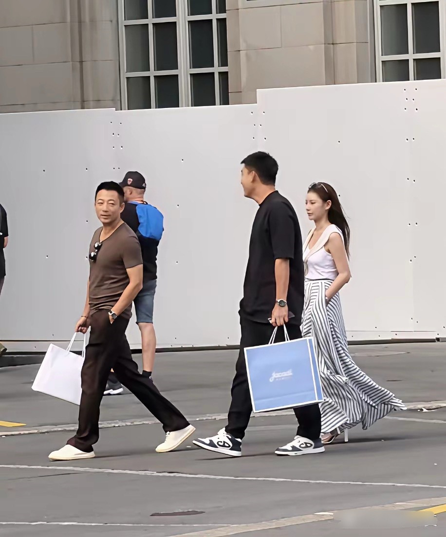 45岁汪小菲和现任老婆马筱梅现身瑞士旅行，夫妻俩去消费奢侈品满载而归！据悉，二人