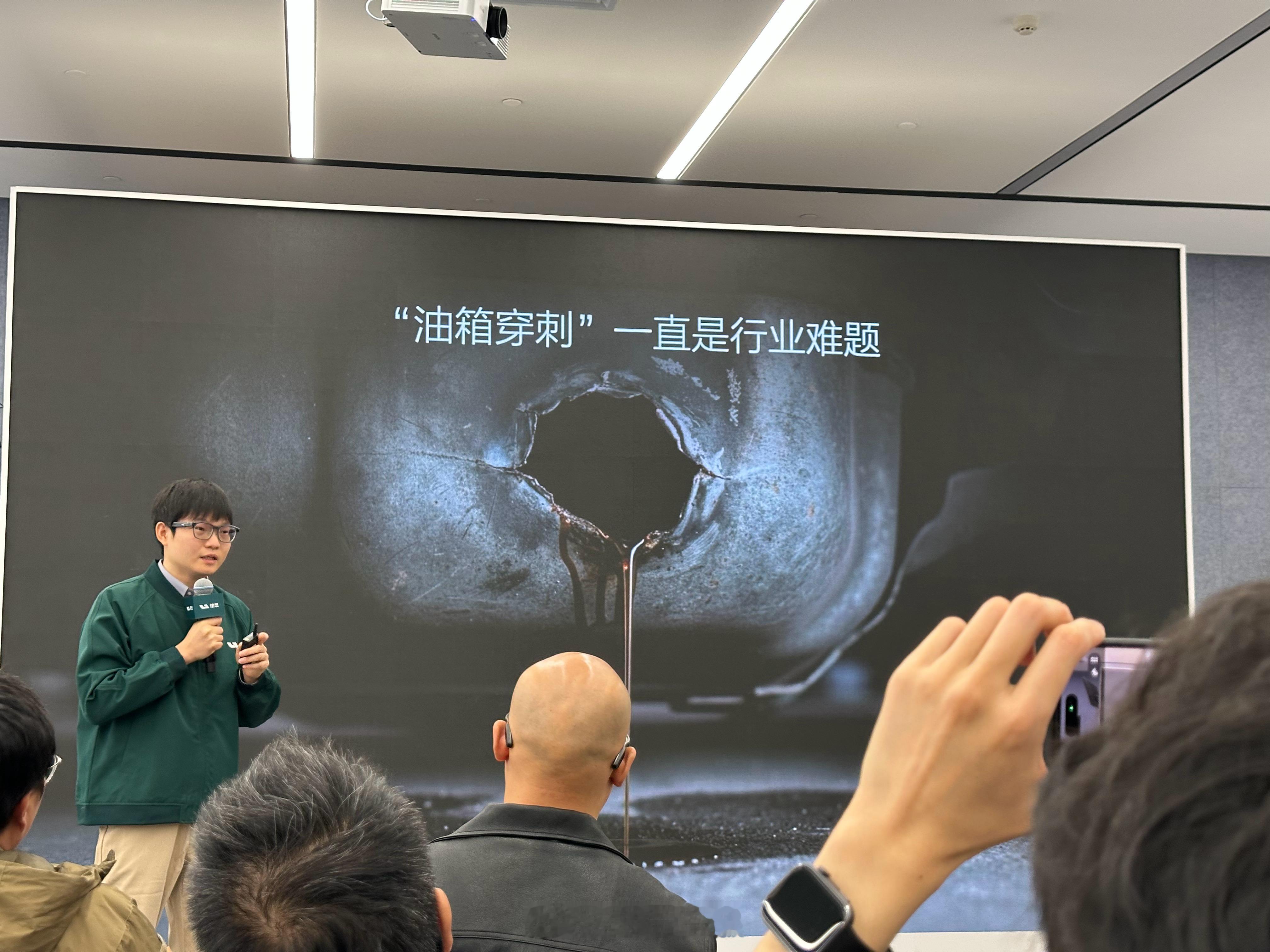 理想L系列的高压油箱采用不锈钢材料，并不是普通纯燃油车上所使用的树脂塑料。在