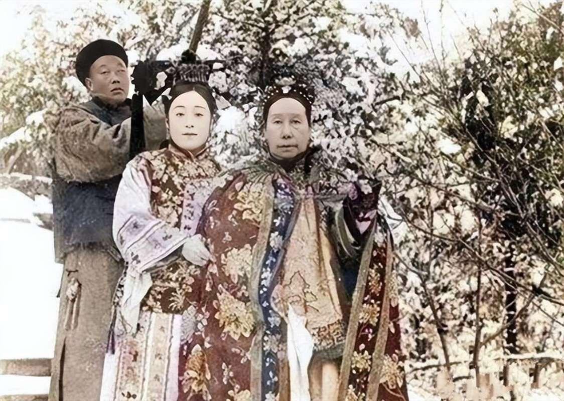 有天晚上，李莲英趁慈禧用晚膳时，劝她多喝酒，结果慈禧就喝多了。李莲英瞅准时机，"