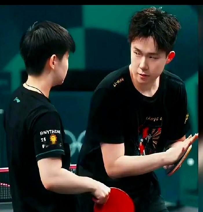 笑死我了，莎莎一声“王大脑袋”笑翻了全场！王楚钦突然问莎莎：“邱导是你啥